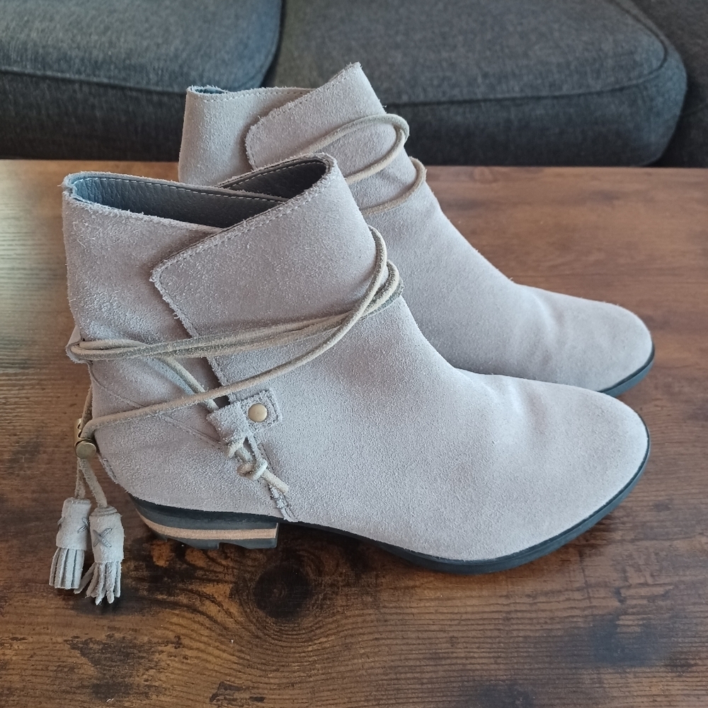 Sorel Farah Women's Light Grey Suede Tassel Slip On Ankle Boots Booties Size US9